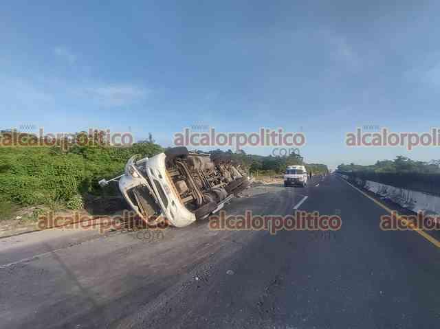 Vuelca tráiler con carga de cemento rapiñeros arrasaron con 10