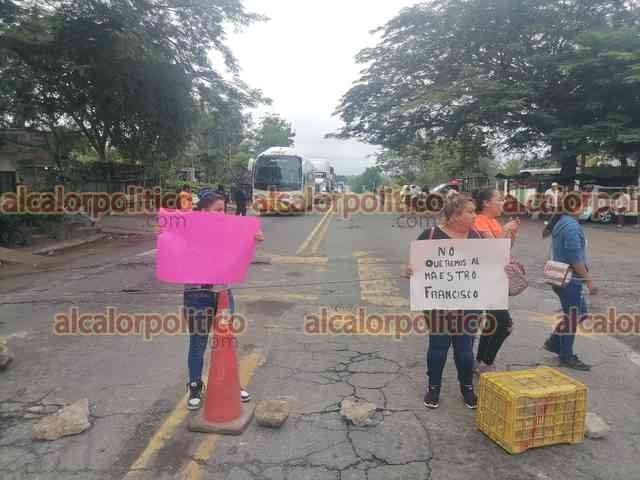 Padres de familia bloquearon la carretera Xalapa Veracruz Galería