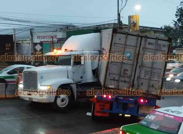 Tráiler se accidenta en Xalapa Galería alcalorpolitico