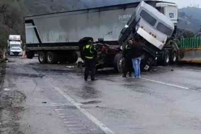 3 heridos por choque entre tráiler y automóvil en autopista de Nogales