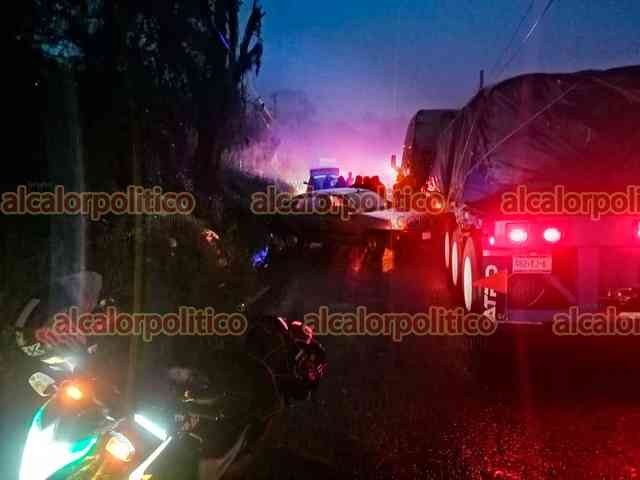 Chocan Auto Y Tr Iler En La Carretera Banderilla Naolinco Galer A