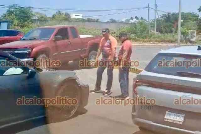 Choca auto de lujo contra camioneta Galería alcalorpolitico