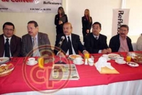 Integrantes de V�a Veracruzana firmaron un convenio de colaboraci�n con el Grupo Reflexiones integrado principalmente por acad�micos y empresarios en el estado de Veracruz, la finalidad es crear conciencia en la ciudadan�a en esta etapa de transici�n pol�tica. Aqu� el maestro Guillermo Z��iga (segundo izq), Miguel �ngel D�az Pedroza; Ricardo Olivares Pineda y el diputado Amadeo Flores Espinosa, en el presidium. Foto: Alba Mart�nez