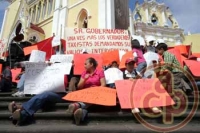Taxistas encabezados por Juan Meza Garc�a, se manifestaron y armaron un campamento en las escalinatas de Plaza Lerdo, exigiendo concesiones de taxis y manifestaron que hay corrupci�n en la Direcci�n de Tr�nsito del Estado. Foto: Patricia Barradas
