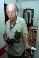 El periodista gr�fico Alberto Carrillo y su compa�ero de prensa escrita Ignacio Contreras, fueron golpeados y amenazados por los trabajadores que realizan la demolici�n al interior del ex penal Ignacio Allende.  Foto: Hugo Z. Ross