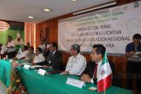 Orizaba, Ver., 12 de agosto de 2015.- Convenio para combatir analfabetismo entre el IMSS Veracruz Sur y el IVEA voluntarios prestarán sus servicios a 239 unidades médicas rurales en 3 hospitales y 36 unidades urbanas en periferia de ciudades.