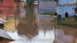 Xalapa, Ver., 31 de agosto de 2016.- Vecinos de la calle Quintana Roo, en la entrada a Coapexpan, se inundaron por la precipitacin pluvial de este mircoles. La inundacin alcanz casi metro y medio de altura, daando muebles y equipos electrnicos en los hogares de la zona.