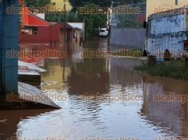 Xalapa, Ver., 31 de agosto de 2016.- Vecinos de la calle Quintana Roo, en la entrada a Coapexpan, se inundaron por la precipitacin pluvial de este mircoles. La inundacin alcanz casi metro y medio de altura, daando muebles y equipos electrnicos en los hogares de la zona.