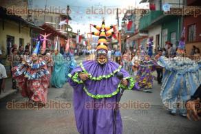 Coatepec, Ver., 29 de septiembre de 2016.- Coloridos tapetes elaborados con aserrn adornan las calles que sern recorridas la tarde de este jueves durante la bajada de arcos florales en honor a San Jernimo, santo patrono de los coatepecanos.
