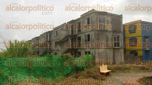 Debido a escasez de agua, vecinos de Casas GEO Coatepec abandonan sus casas  - Galería 