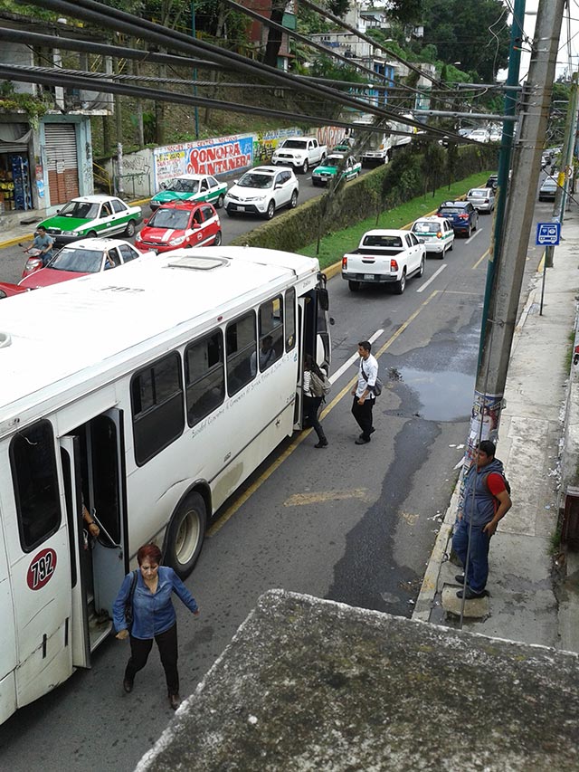 Denuncia que urbanos levantan pasaje a media avenida Rébsamen, en Xalapa -  Al Calor Político