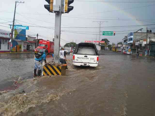 Tormenta de este martes inundó calles en Xalapa, Banderilla y Coatepec - Al  Calor Político