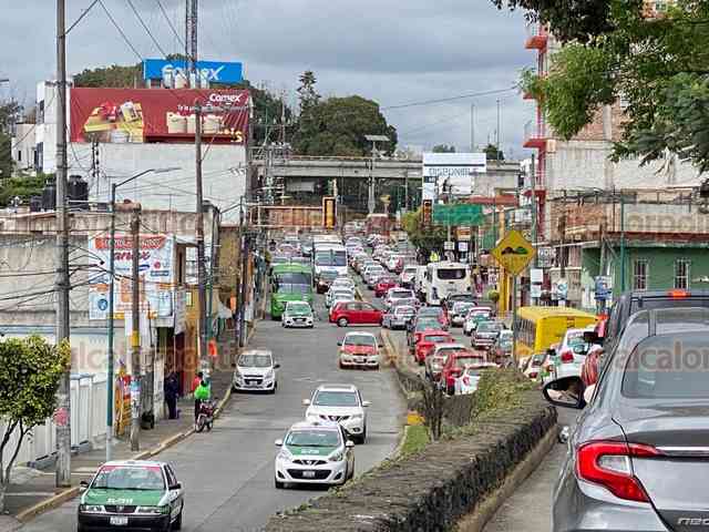 Tráfico en Rébsamen por bacheo en Unidad del Valle - Galería -  