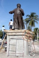 La estatua del poeta veracruzano, Salvador Daz Mirn, fue quitada del lugar donde estaba, en la rotonda de las calles Bolvar y Daz Mirn, y colocada sobre la alameda de la avenida que lleva el nombre del escritor. Cabe sealar que un grupo de intelectuales del puerto de Veracruz se opuso a esta obra porque para realizarla debieron destruir todo el relieve que cubra a la escultura.