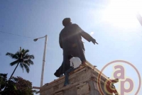 La estatua del poeta veracruzano, Salvador Daz Mirn, fue quitada del lugar donde estaba, en la rotonda de las calles Bolvar y Daz Mirn, y colocada sobre la alameda de la avenida que lleva el nombre del escritor. Cabe sealar que un grupo de intelectuales del puerto de Veracruz se opuso a esta obra porque para realizarla debieron destruir todo el relieve que cubra a la escultura.