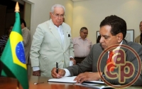 El gobernador Fidel Herrera Beltrn firma el libro Veracruz, Fiesta Viva que le obsequi al empresario Norberto Odebrecht.