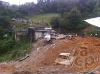 En Altotonga se desgaja cerro y sepulta autobús y viviendas: rescatan 11  cuerpos - Al Calor Político