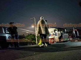 Coatepec, Ver., 4 de junio de 2024.- Habitantes de Ixhuac�n de los Reyes mantienen bloqueada la carretera Coatepec-Las Trancas, a la altura de Puente Seco. Est�n a la espera de que inicie combate a incendio en el cerro de Barranca Grande.
