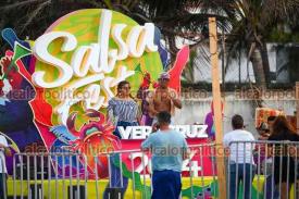 Boca del Ro, Ver., 14 de junio de 2024.- Algunos con sus bancos y otros dispuestos a bailar desde que ingresan, personas comienzan a llegar al Salsdromo para el segundo da del Festival de la Salsa.

