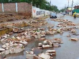 Coatepec, Ver., 16 de junio de 2024.- En la calle Libertad, en la zona de Campo Viejo, una barda colaps luego de inundarse la calle.
