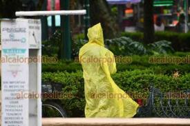 Xalapa, Ver., 21 de junio de 2024.- Continan las lluvias en la Capital. Xalapeos sacan sombrillas y chamarras
