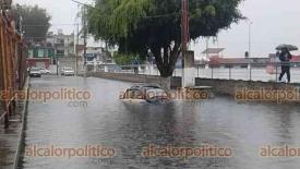 Xalapa, Ver., 26 de junio de 2024.- Como es habitual en temporada de lluvias, se inund la zona de Plaza Museo, donde un vehculo qued en medio del agua
