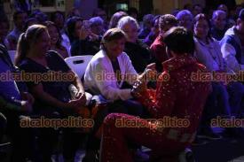 Xalapa, Ver., 26 de junio de 2024.- La Orquesta Pauta Nueva y Antony Alan realizaron concierto en homenaje a Elvis, en el patio central de Palacio Municipal, la noche de este mircoles.
