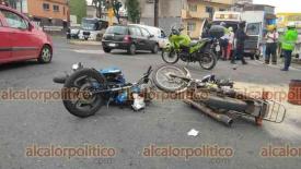 Xalapa, Ver., 28 de junio de 2024.- Dos motociclistas chocaron en el cruce de Ruiz Cortines y Mrtires 28 de Agosto. Policas y paramdicos arribaron al sitio.