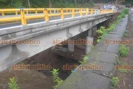 Coatepec, Ver. , 1 de julio de 2024.- Pobladores alertaron que la corriente del ro Sordo dej expuestos los cimientos del nuevo puente Del Diablo, aunque la obra todava no ha sido inaugurada por el Gobierno del Estado.
