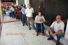 Xalapa, Ver., 5 de julio de 2024.- Regresaron las filas de adultos mayores que acudieron a cobrar su pensin del Bienestar en la sucursal del Pasaje Tanos, en el centro de la Capital.
