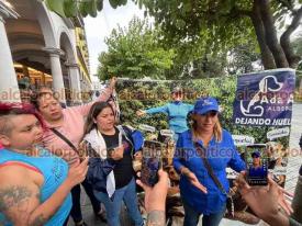 Xalapa, Ver., 23 de julio de 2024.- La activista Azul Fernndez protest frente al Palacio Municipal luego de que autoridades intentaran desalojar su albergue de animales, el cual presuntamente ha causado molestias a vecinos del fraccionamiento Del Lago.
