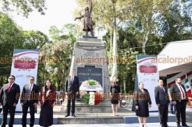 Xalapa, Ver., 4 de septiembre de 2024.- El titular de la Secretara de Educacin de Veracruz, Vctor Vargas, encabez la guardia de honor de la dependencia ante el monumento de Miguel Hidalgo.
