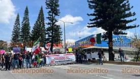 Xalapa, Ver., 4 de septiembre de 2024.- En la avenida Lzaro Crdenas, personal del PJF, abogados y ciudadanos se volvieron a movilizar contra la Reforma Judicial. Ahora llevaron un ?performance? con un atad y una mujer disfrazada de la justicia que era maltratada por un hombre con mscara de AMLO.
