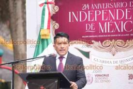 Xalapa, Ver., 5 de septiembre de 2024.- Personal de la Contralora General del Estado, encabezado por el titular de la dependencia, Miguel ngel Olivares,  rindi honores a Miguel Hidalgo en el monumento ubicado en Los Berros.
