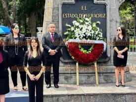 Xalapa, Ver., 5 de septiembre de 2024.- El gerente de INVIVIENDA, Hazael Flores Castro, rindi guardia de honor junto al Padre de la Patria ante su monumento, en el Parque Los Berros.
