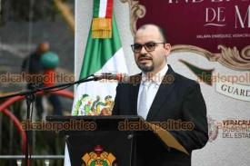 Xalapa, Ver., 6 de septiembre de 2024.- Personal de la UPAV, encabezados por el rector Ome Techtli Mndez, rindieron guardia de honor ante el monumento de Miguel Hidalgo, en el parque que lleva el nombre del Padre de la Patria.