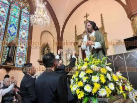 Xalapa, Ver., 7 de septiembre de 2024.- En medio de la lluvia, catlicos recibieron con gran devocin la reliquia de San Judas Tadeo que arrib a la Catedral Metropolitana, donde permanecer este sbado y domingo.