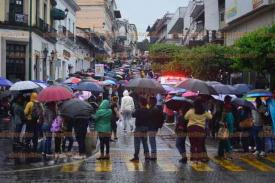 Xalapa, Ver., 7 de septiembre de 2024.- Largas filas de fieles que acudieron a la Catedral Metropolitana para venerar la reliquia de San Judas Tadeo se extienden por la calle Lucio, por lo que el tramo entre Jurez y Enrquez qued cerrado a la circulacin.