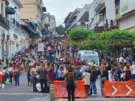 Xalapa, Ver., 7 de septiembre de 2024.- Largas filas de fieles que acudieron a la Catedral Metropolitana para venerar la reliquia de San Judas Tadeo se extienden por la calle Lucio, por lo que el tramo entre Jurez y Enrquez qued cerrado a la circulacin.