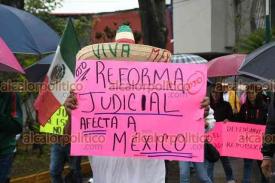 Xalapa, Ver., 8 de septiembre de 2024.- A pesar de la lluvia, decenas de ciudadanos marcharon en contra de la Reforma al Poder Judicial, este domingo.
 
