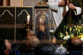 Xalapa, Ver, 8 de septiembre de 2024.- Sin importar el fro ni el chipi-chipi, centenas de feligreses siguen haciendo fila para poder conocer la reliquia de San Judas en la Catedral Metropolitana.

