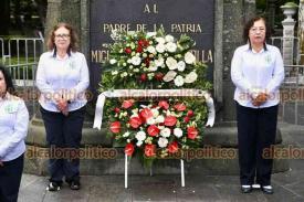 Xalapa, Ver., 10 de septiembre de 2024.- La secretaria general del Sindicato Estatal de Trabajadores al servicio del Poder Judicial,  Mara del Roco Tinajero, rindi guardia de honor ante el monumento de Miguel Hidalgo.
