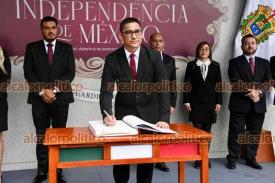 Xalapa, Ver., 10 de septiembre de 2024.- Ante el monumento de Miguel Hidalgo, rindi guardia de honor Manuel Salvador Palma, director general de Trnsito y Seguridad Vial del Estado.

