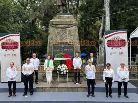 Xalapa, Ver., 11 de septiembre de 2024.- La titular del IPE, Daniela Griego, rindi guardia de honor al monumento de Miguel Hidalgo.

