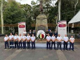 Xalapa, Ver., 11 de septiembre de 2024.- El Cuerpo de Bomberos, encabezado por Jos Luis Acosta, rindi guardia de honor al monumento de Miguel Hidalgo.

