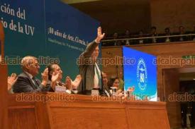 Xalapa, Ver., 11 de septiembre de 2024.- Desde la sala principal de Tlaqn Centro Cultural, con la presencia del gobernador Cuitlhuac Garca, el rector Martn Aguilar encabez la conmemoracin del 80 aniversario de la Universidad Veracruzana, entregando reconocimientos a las facultades decanas.
