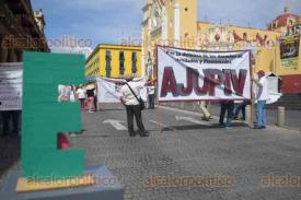 Xalapa, Ver., 12 de septiembre de 2024.- Como cada jueves, integrantes de la AJUPIV bloquearon la calle Enrquez. Siguen exigiendo al Gobierno Estatal el pago del seguro institucional.

