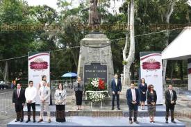 Xalapa, Ver., 12 de septiembre de 2024.- La Comisin Estatal de Derechos Humanos, encabezada por Namiko Matzumoto, rindi guardia de honor ante el monumento de Miguel Hidalgo.
