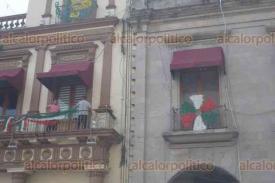 Xalapa, Ver., 12 de septiembre de 2024.- Colocan las tarimas y arreglos previo al Grito de Independencia, a conmemorarse el domingo en el Palacio de Gobierno.
