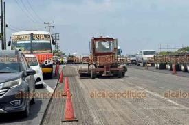 Veracruz, Ver., Ver., 12 de septiembre de 2024.- Congestionamiento vial en la autopista Cardel-Veracruz, a la altura de la entrada al puerto, debido a trabajos de repavimentacin. Labores seguirn al menos por dos das. 
